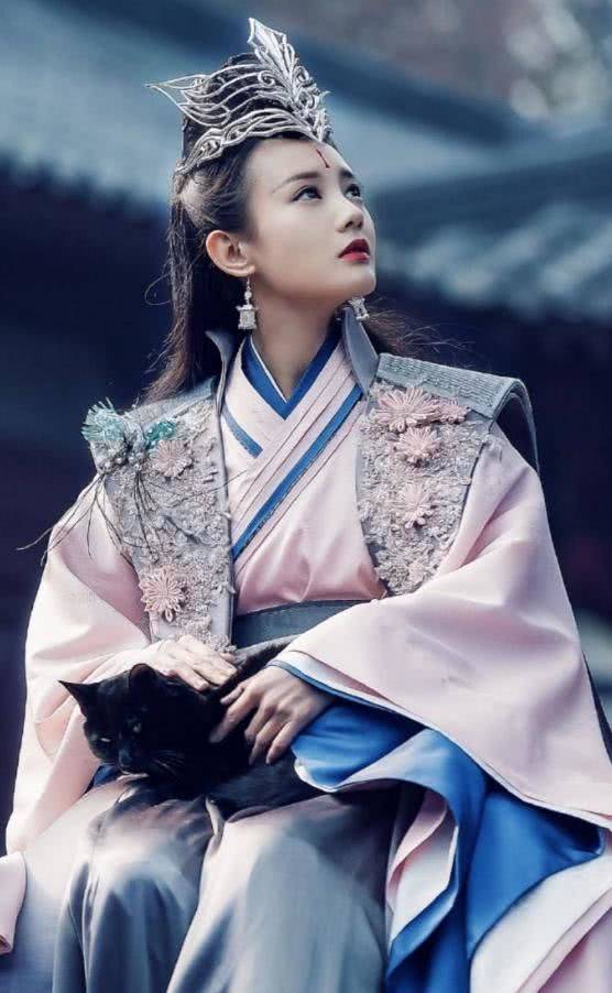 在于正导演的宫斗剧《延禧攻略》中,女主角吴谨言随着电视剧的火爆