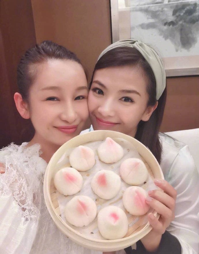 神仙闺蜜!刘涛为秦海璐庆生晒照,再次上演嘴对嘴亲亲