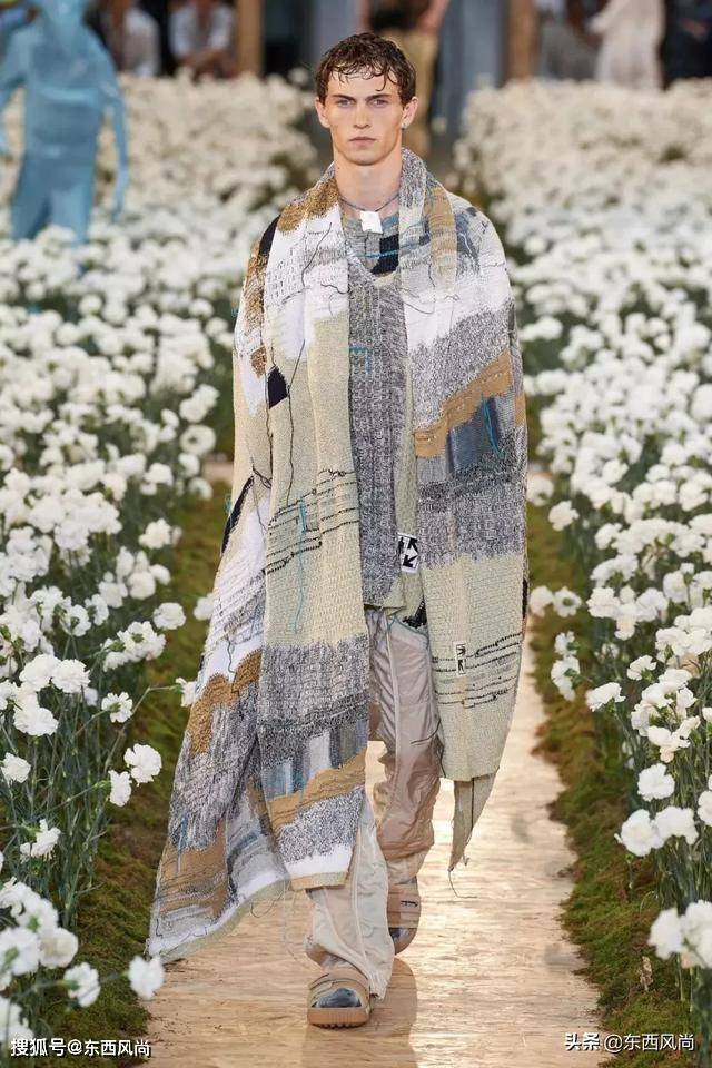 Nike|Off-White2020春夏系列，有和Nike等联乘鞋款，白色和涂鸦服装