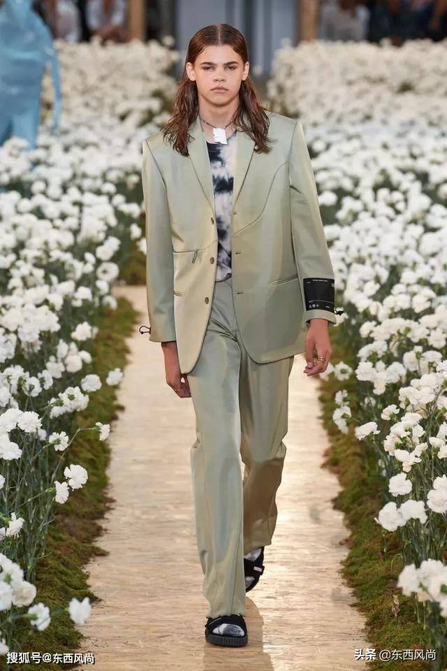 Nike|Off-White2020春夏系列，有和Nike等联乘鞋款，白色和涂鸦服装