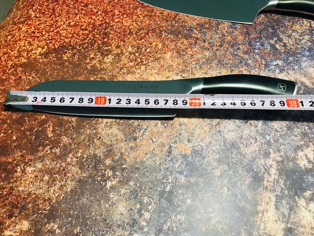 刃线比较平,刀刃长度约18厘米,比厨师刀短1.5厘米.
