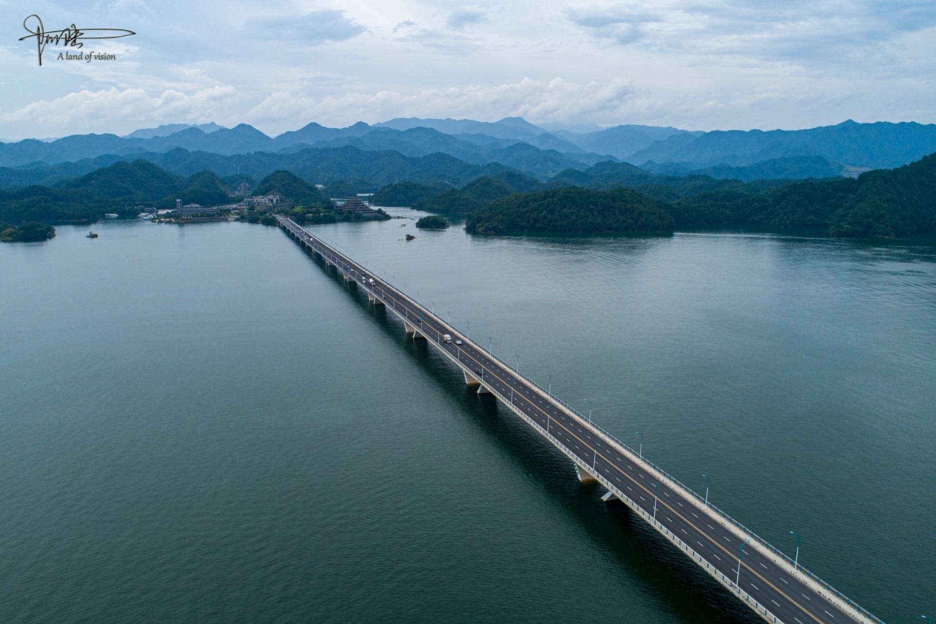 航拍时"路过"千岛湖大桥,看上去简洁大方