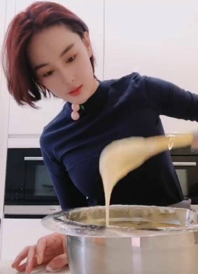 张馨予高调秀恩爱，混搭造型亮相机场，手机壳