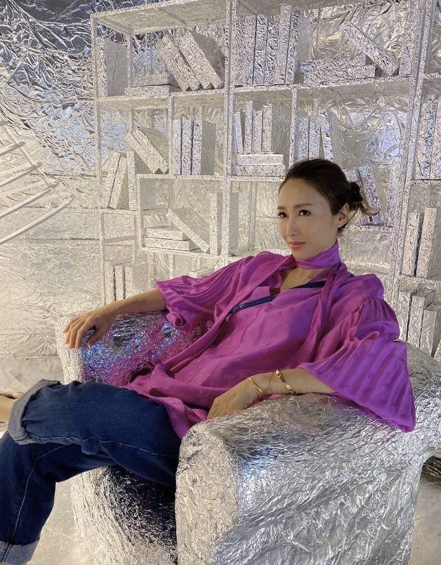 保养|50岁黎姿晒近照,虽退出娱乐圈却保养完美,完全是阔太太的姿态