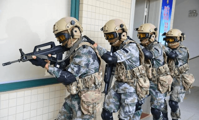 原创中国陆军特种兵新形象fast盔加新式携行具步枪配全息瞄准镜