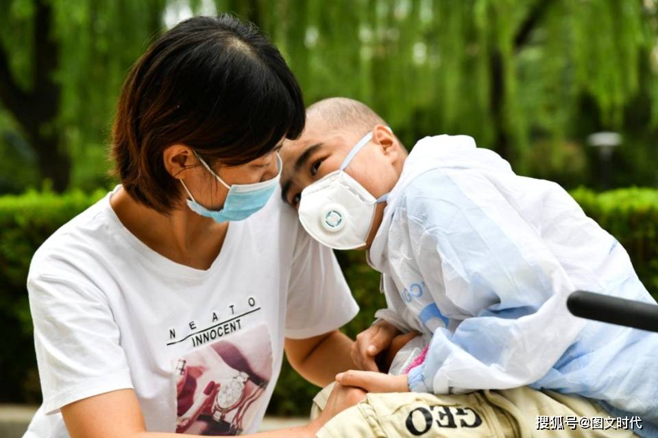 孩子|病房里被饿哭，爸爸发誓：这辈子不会再让你挨饿男童不幸患重病