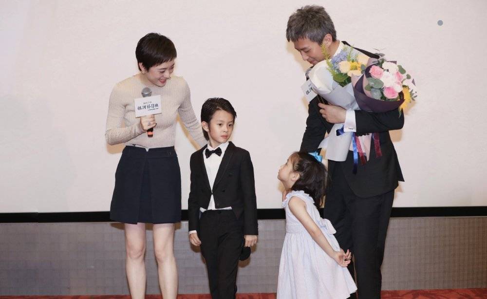 孙俪夫妇携儿女外出聚餐 邓超化身“女儿奴”