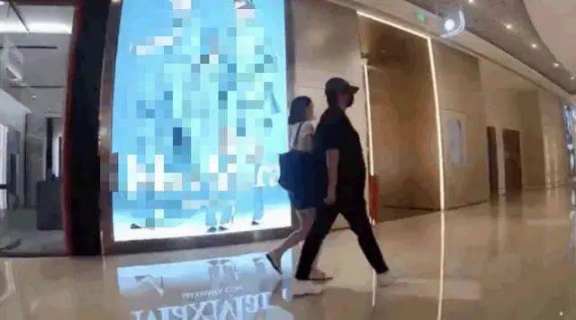 牵短发女子逛街，芒果台男主持人又一位脱单？
