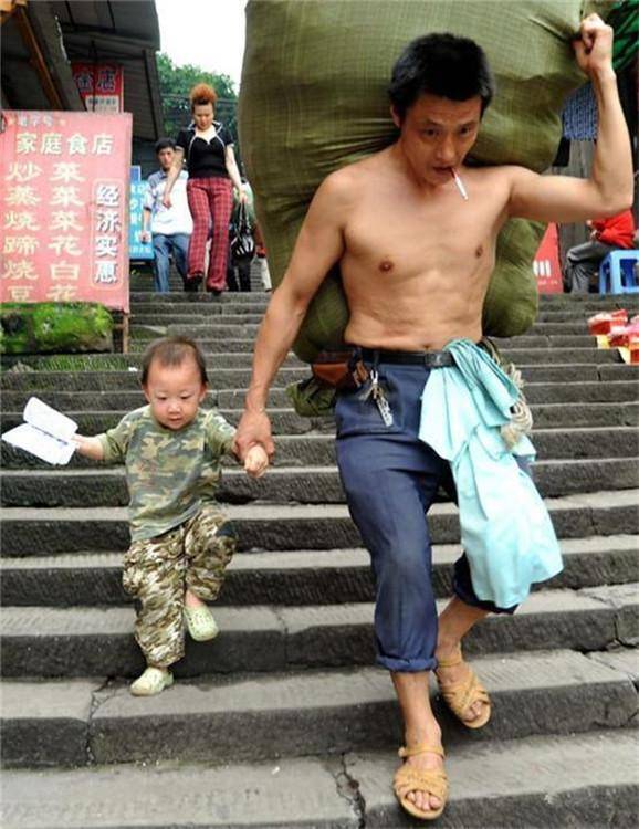 原创为了孩子父母能有多拼？为让女儿在上海中考，爸爸努力考上研究生