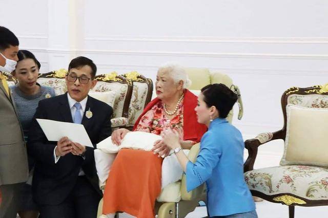 诗丽吉太后迎88岁诞辰！曾被誉为泰国最美王后，泰王罕见下跪撒娇