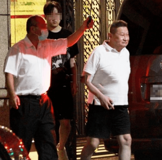 43岁台湾名媛嫁百亿富豪后,积极看孕医为富豪生子,不惧高龄产子
