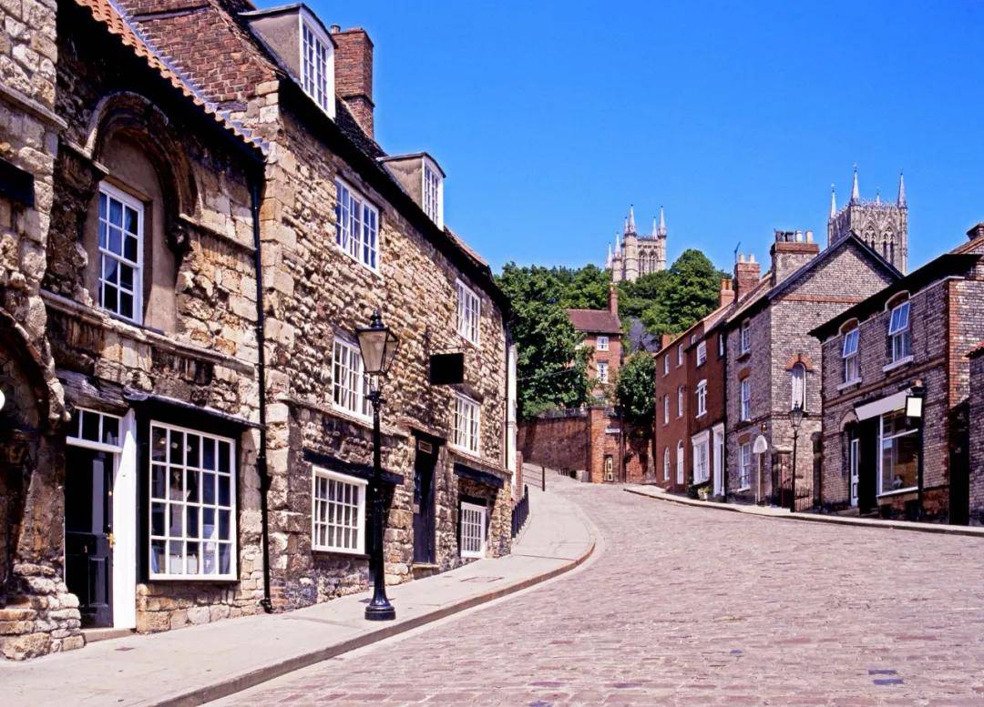 这是一风景如画的中世纪街道,因其特色的房屋特点和历史建筑以及