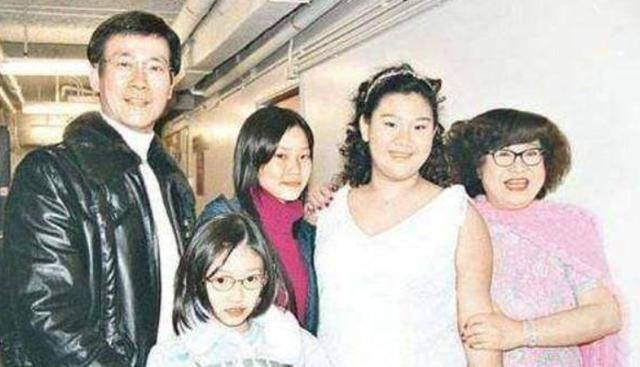 原创同一个父亲，郑少秋和4个女儿，有很大的差距却