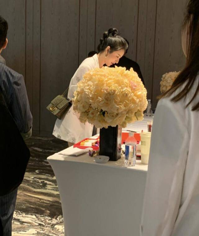 薇娅经纪人大婚，夫妻俩担任证婚人盛装出席，