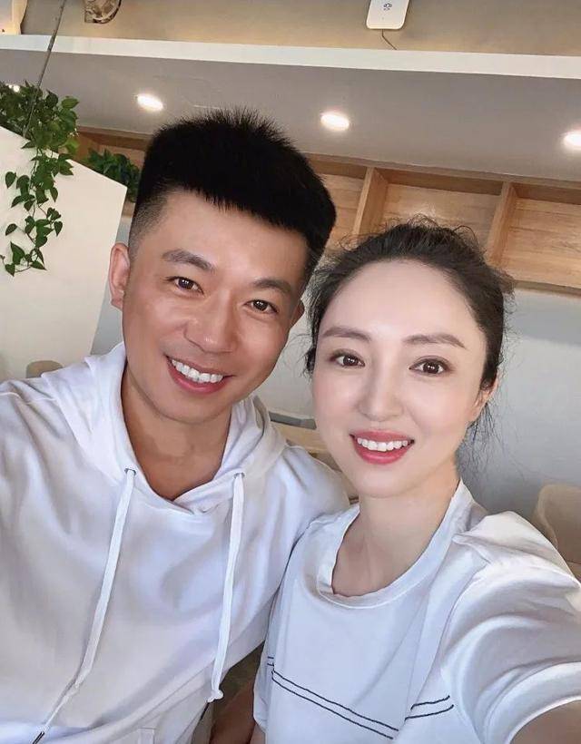 董璇好友聚会!和多名男性亲密合照,离婚后容光焕发更开放