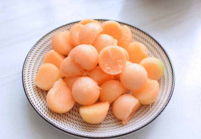 哈密瓜怎么做成的 095070ff467c4d62a18bd18c82957c1e.jpeg