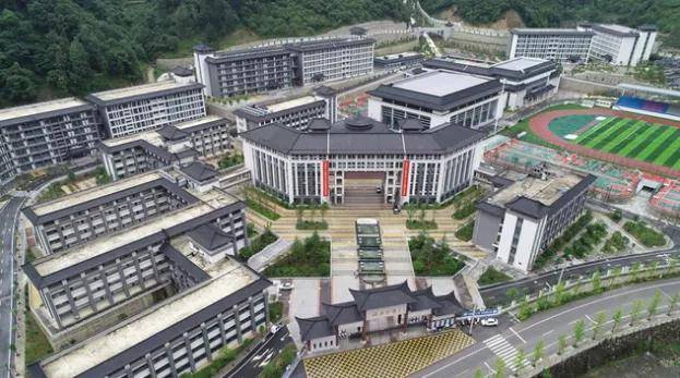 &amp|脱贫县7.1亿建"豪华"中学，这是投资还是挥霍？