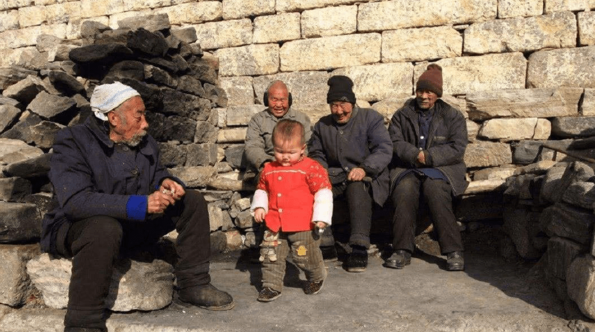 不愿意花1分钱交社保，却羡慕别人养老金5000元，原来3种心理作怪