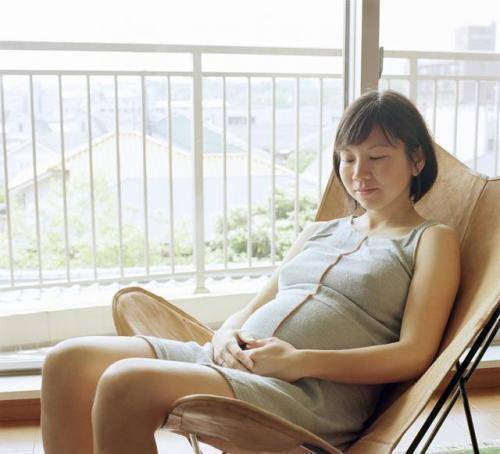 在怀孕期间,女性的乳房可能随着月份而变得肿胀,可能还会有疼痛的感觉