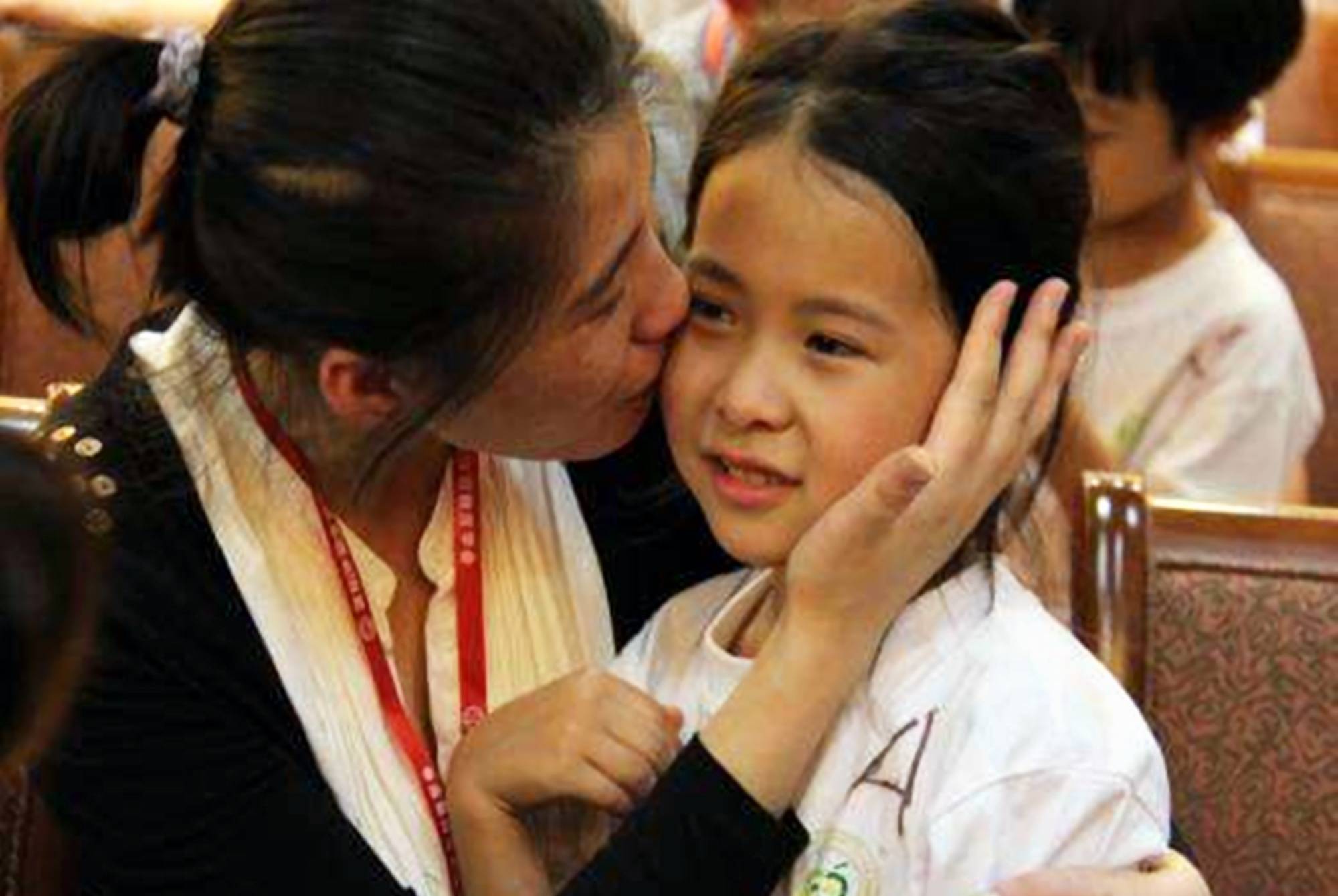 孩子|8岁女孩被父母亲吻患罕见疾病，爱超过范围就是伤害带娃无小事