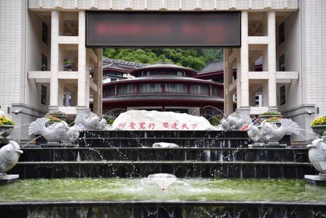 陕西脱贫县财政收入1.78亿，花7.1亿建“豪华中学”引争议