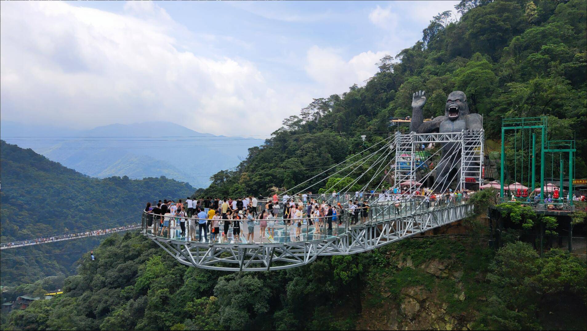 广东省清远市有两个特别出名的网红玻璃桥,分别为黄腾峡风景区的"