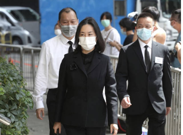 李嘉诚女友与闺蜜何超琼难得同框，两位百亿富