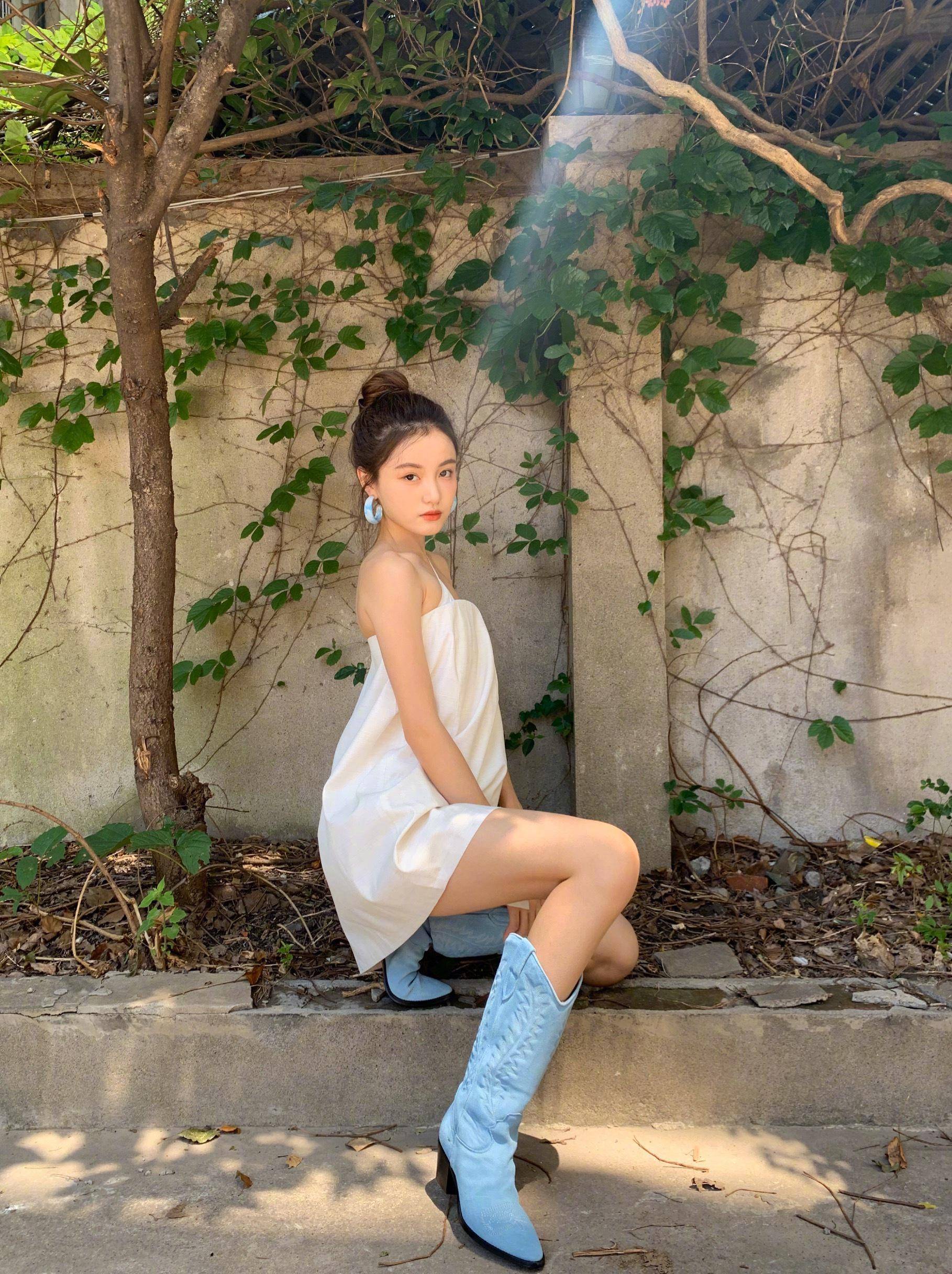原创林小宅晒清纯私服,真丝连衣裙搭配蓝色中筒靴,骨感美实在惹人羡