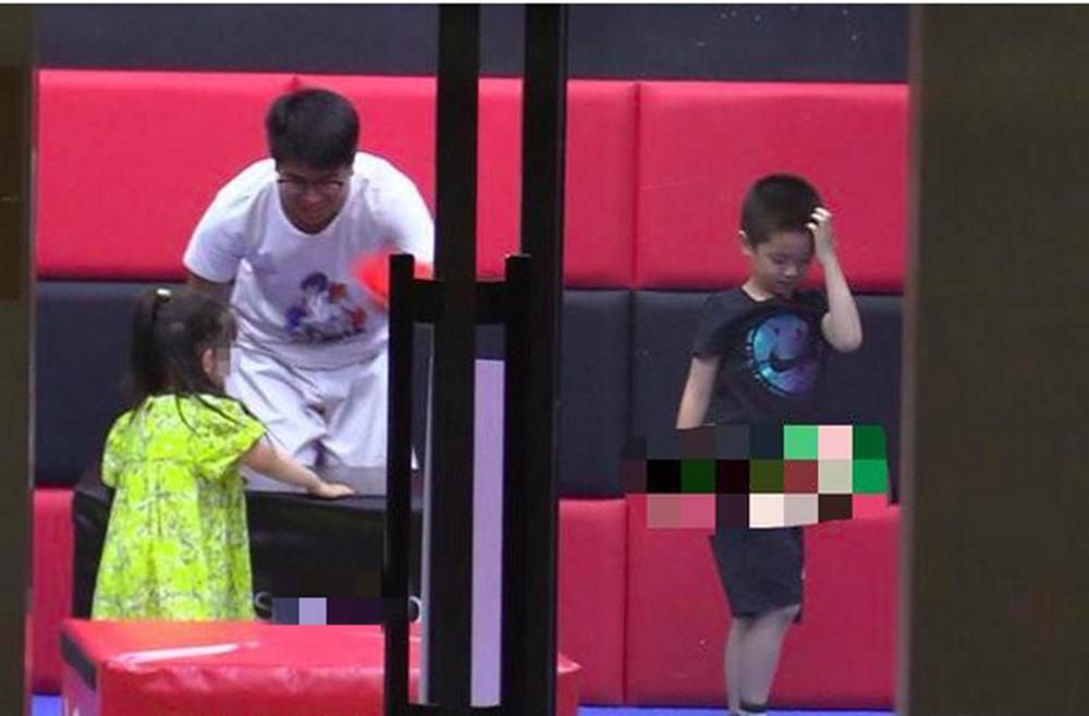 原创霍思燕女儿“哎呦喂”再添实锤？杜江全家出游，嗯哼妹妹疑现身