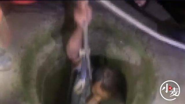 商丘一男子深夜醉酒失足落井,消防员下井十五