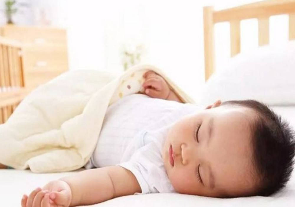 吊瓶|宝爸手举吊瓶不为所动,网友:跟班也闹情绪萌娃生病想吃冰淇淋