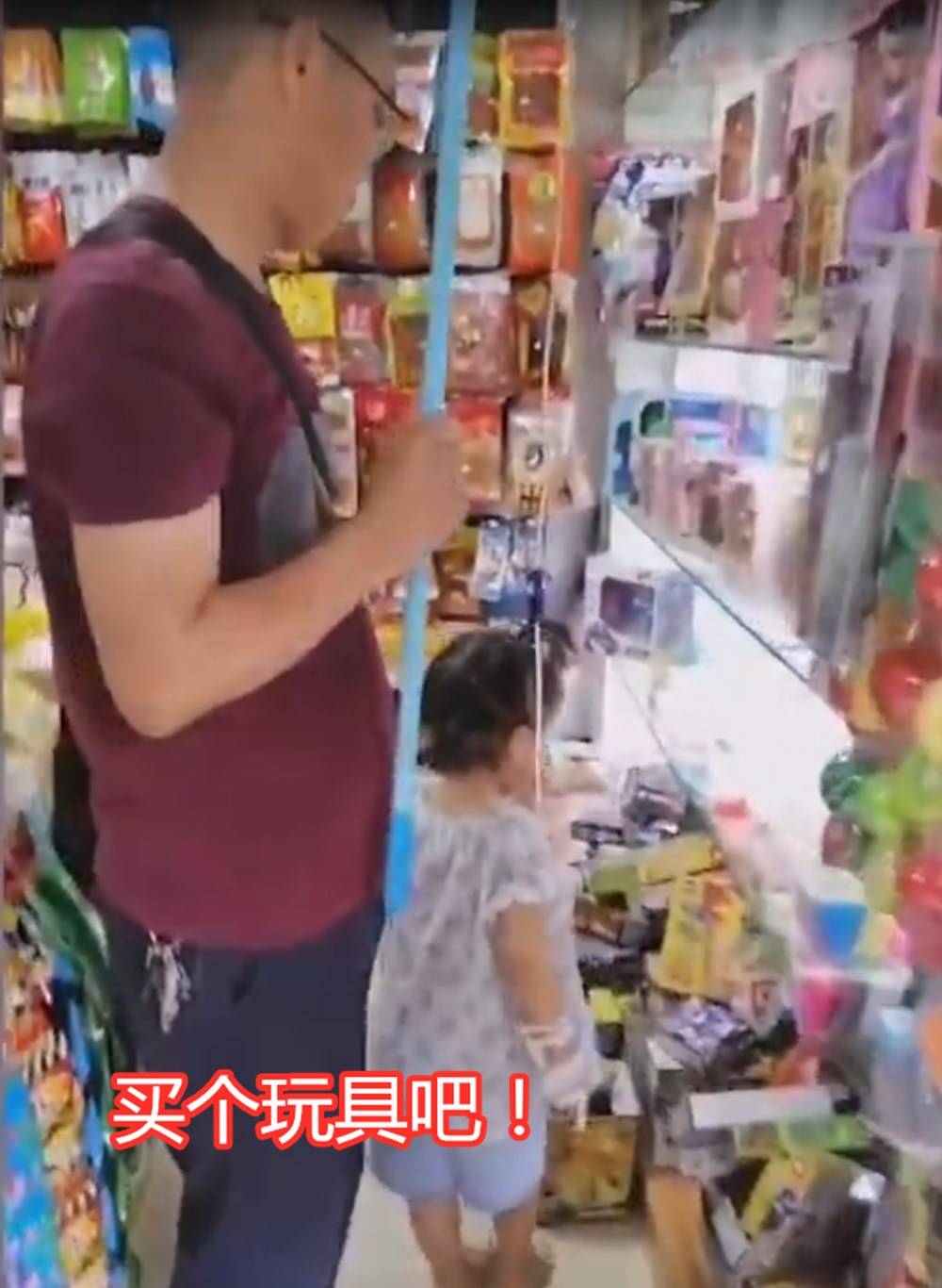 吊瓶|宝爸手举吊瓶不为所动,网友:跟班也闹情绪萌娃生病想吃冰淇淋
