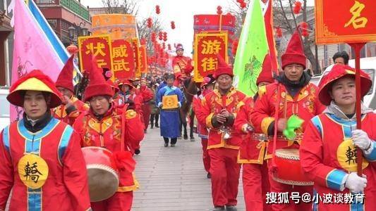 河南高考状元骑马游街,锣鼓喧天好不热闹,网友却不淡定 了