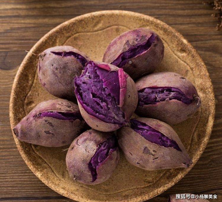 紫薯的热量较低，且几乎不含脂肪、胆固醇，吃紫薯不仅不会发胖，还能够