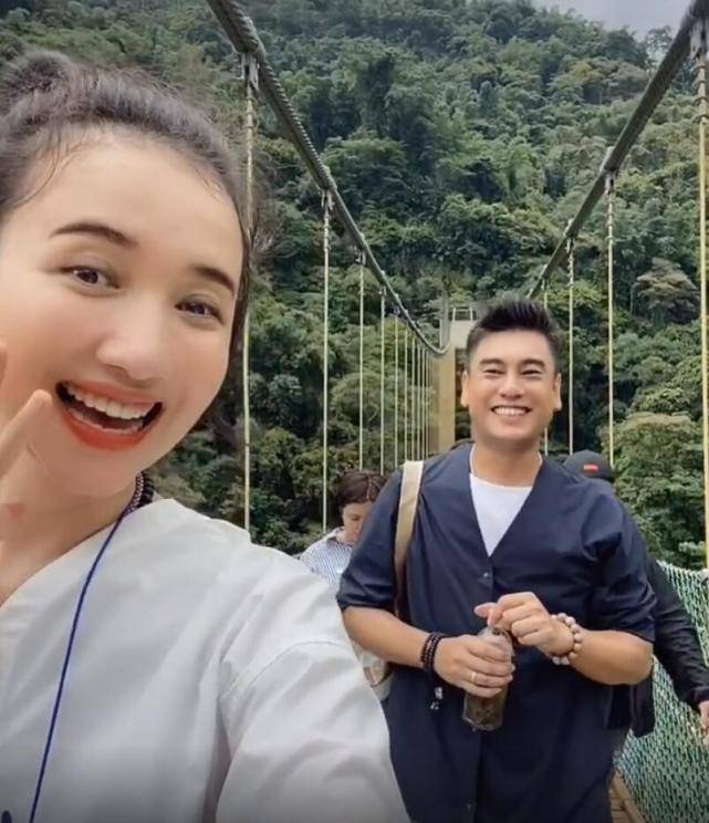 原创朱孝天不生孩子后,与妻子韩雯雯晒婚戒秀幸福,吊桥上调皮吓老婆