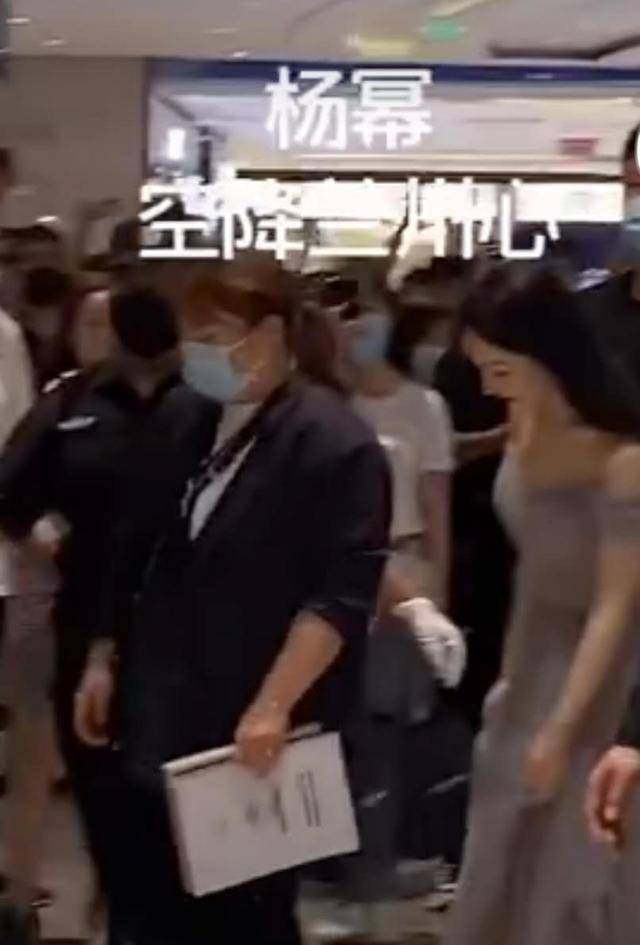 赵丽颖盛装出席活动,却被人认成杨幂疑似当场黑脸?