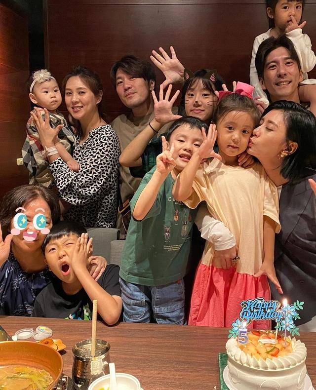 妈妈|原创贾静雯晒照为5岁咘咘连续庆生两天,祖孙三代同框其乐融融