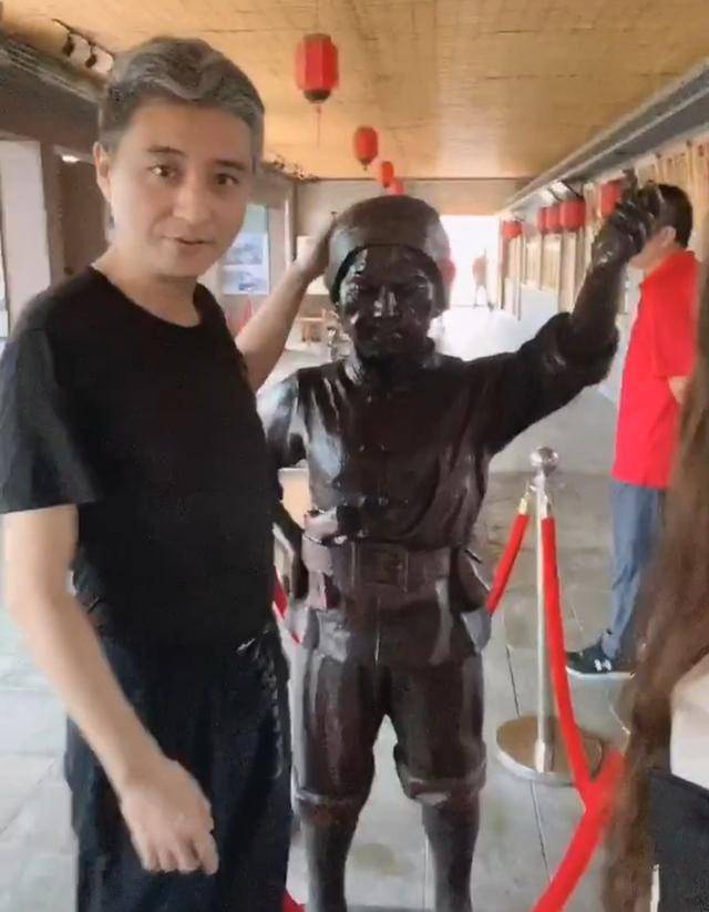 央视主持周炜近照变70岁爷爷?娇妻被误认成女儿