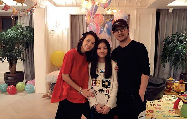 苹果|原创汪峰大女儿小苹果晒舞蹈视频，表情管理到位，稳居C位又美又飒