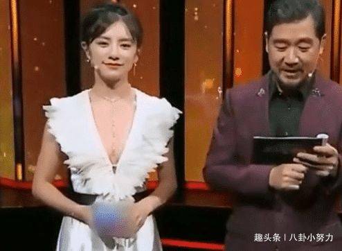 朱丹|原创女主持穿衣失误，少穿一件，张国立现场硬撑1小时目不斜视