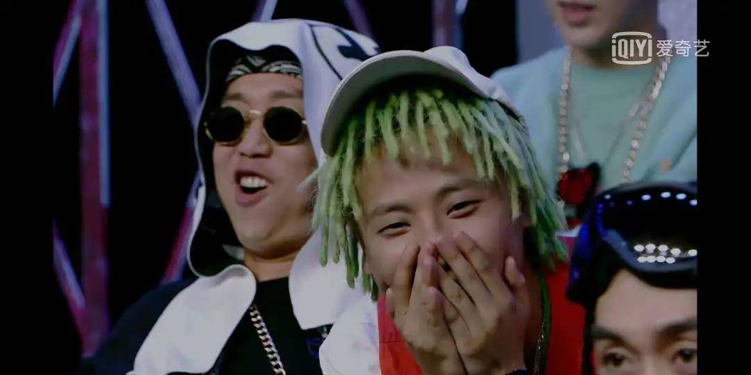 出圈|原创《中国新说唱》开播,率先出圈的是rapper们的穿搭和身上的膏药