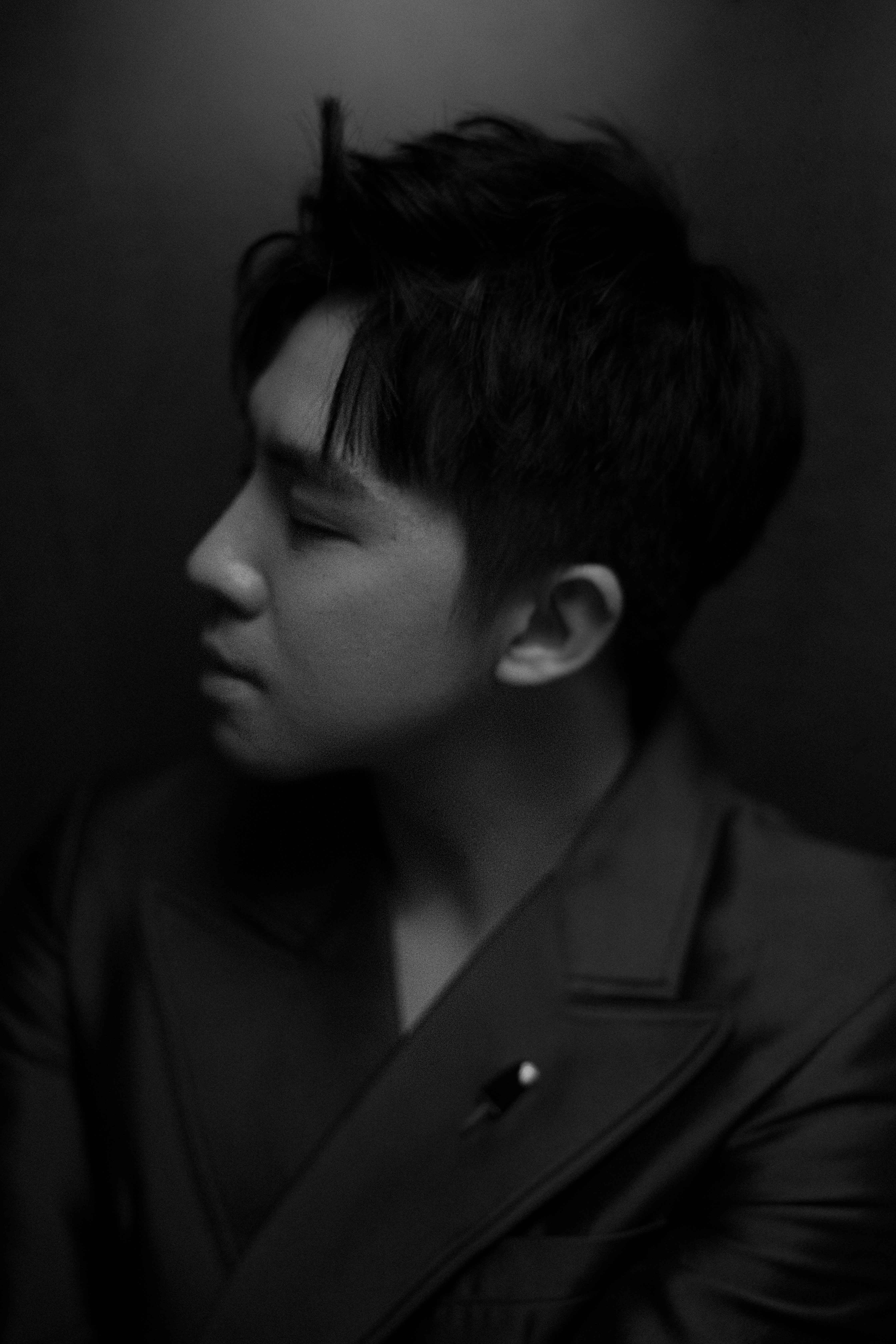 上官志|俞灏明出席《八佰》首映礼 被网友力赞表现有惊喜