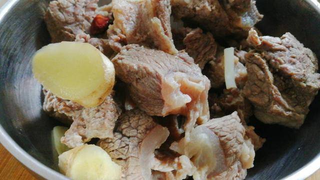 星空体育APP-
好吃的牛肉只要加这两种提味料炖煮牛肉酱香浓郁牛肉味十足不油腻(图6)