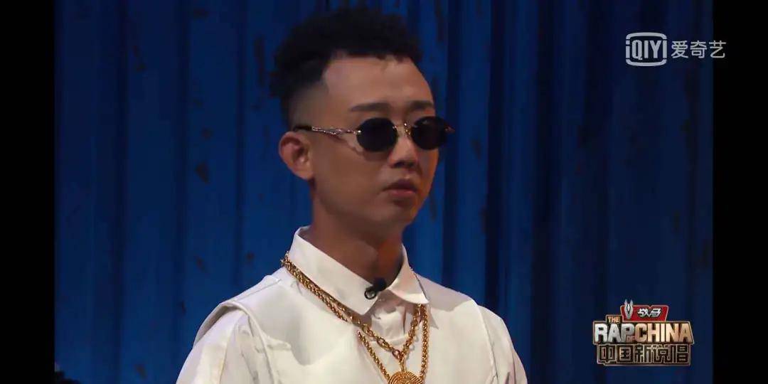 出圈|原创《中国新说唱》开播,率先出圈的是rapper们的穿搭和身上的膏药