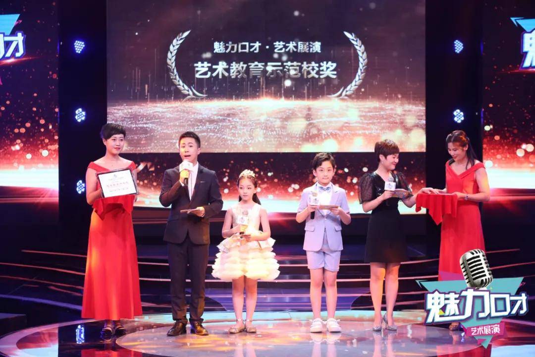 三个人口才节目表演完整版_口才表演背景图