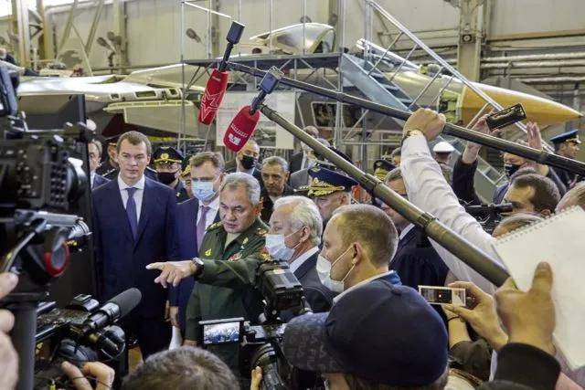 苏-57最新消息！俄国防部长参观最新战机，还有