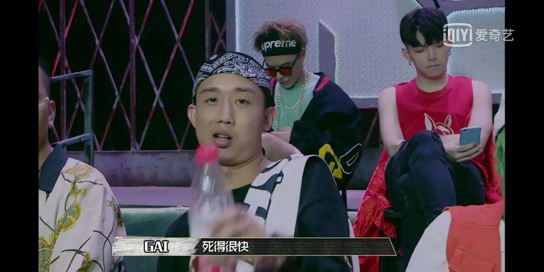 出圈|原创《中国新说唱》开播，率先出圈的是rapper们的穿搭和身上的膏药