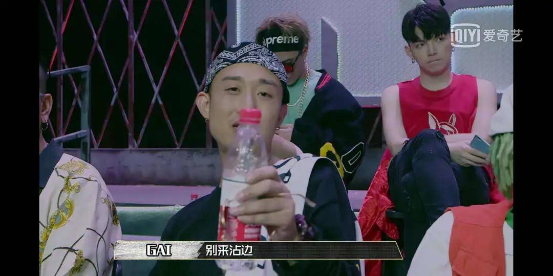 出圈|原创《中国新说唱》开播，率先出圈的是rapper们的穿搭和身上的膏药