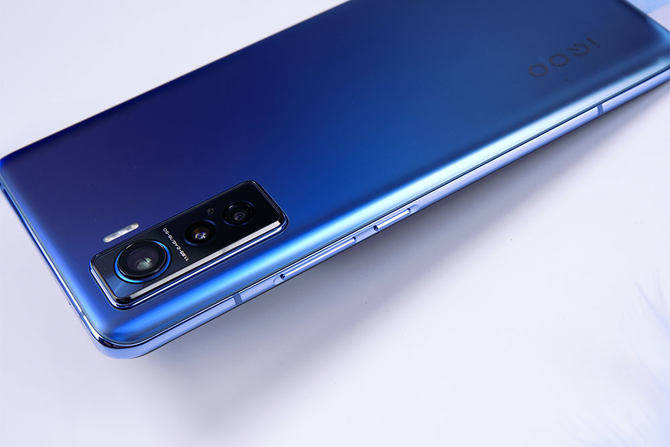 手机|iQOO 5详细评测：超快闪充加持的真性能旗舰