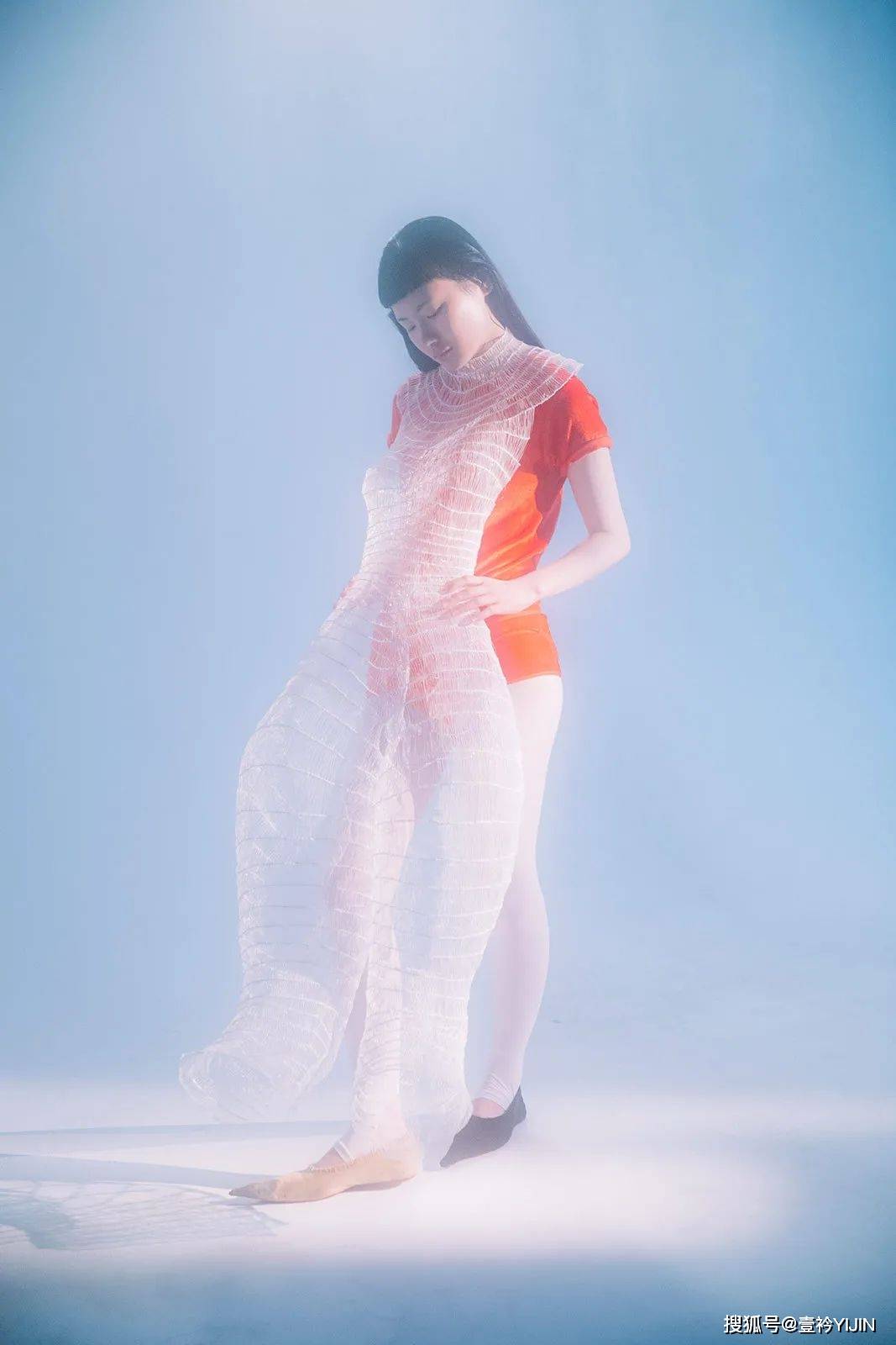 图片|新锐设计师 | 精神护士转行服装，创造出挂能着穿的炫彩服装